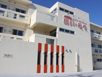 白い建物の外観