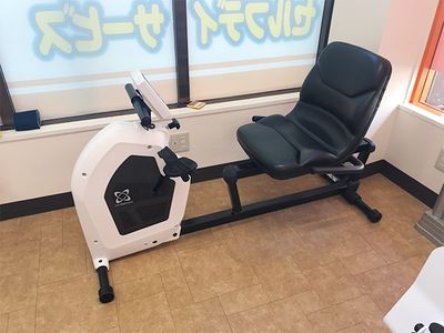 広々とした運動設備室