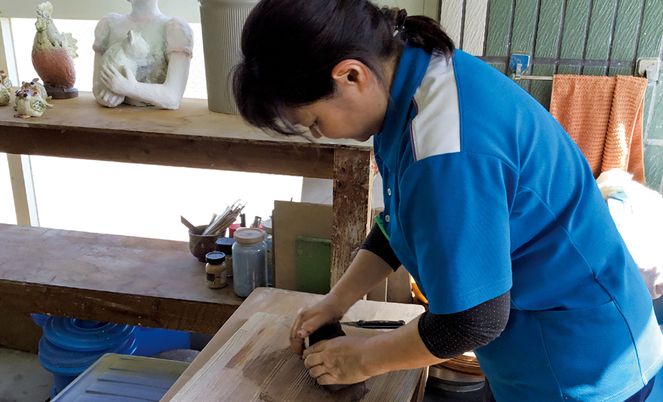 陶芸作業中のスタッフ