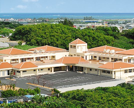 自然に囲まれた建物外観  