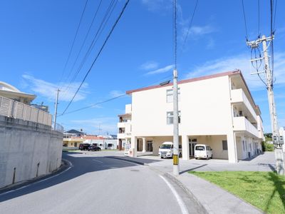 明るい外観の建物