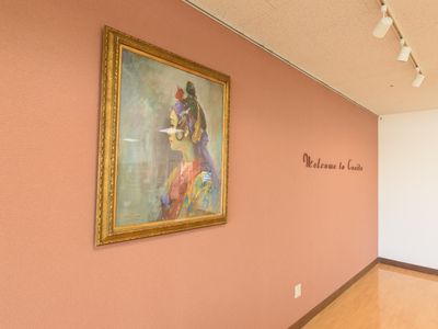 壁に絵画が飾られた廊下