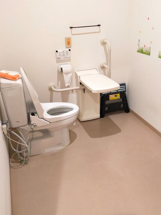 手すり付きのトイレ設備