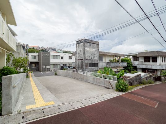 施設の外観と駐車場