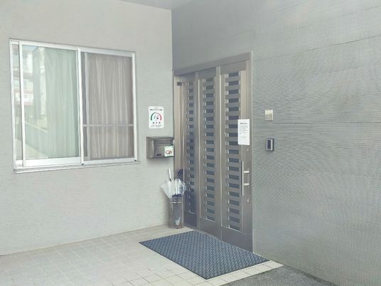 エントランスのドアと窓