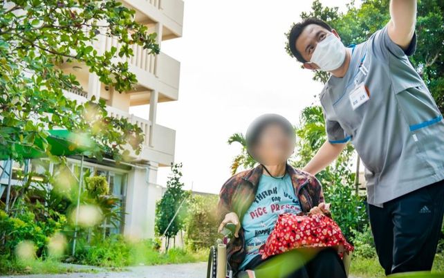 緑豊かな外観と介護士