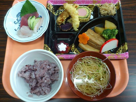 彩り豊かな食事が並ぶ食堂