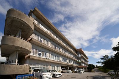 青空と大きな建物の外観