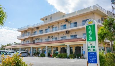 駐車場がある建物の外観