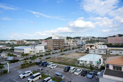 街並みと駐車場