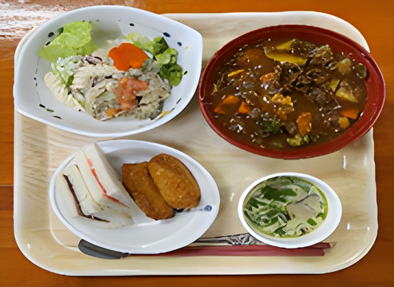 多彩な食事メニューのトレイ