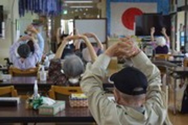 体操する人々が集う室内
