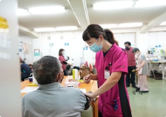 笑顔で話すスタッフ