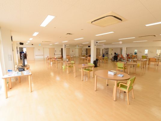 広々とした明るい食堂