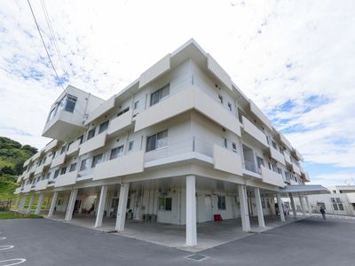 白い建物の外観