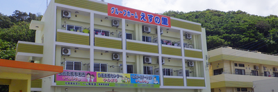 緑に囲まれた建物
