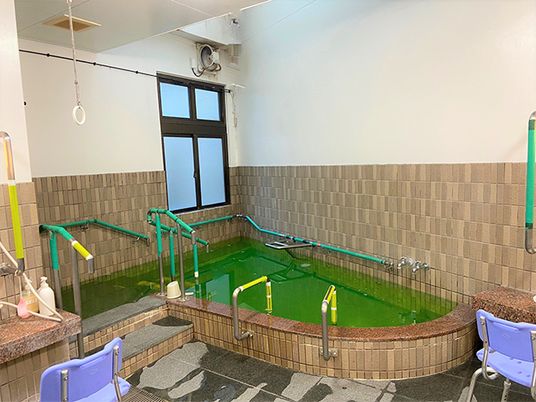 明るい浴室の空間
