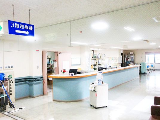 長いカウンターがある受付