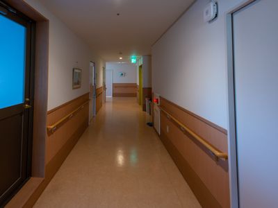 手すり付きの清潔な廊下