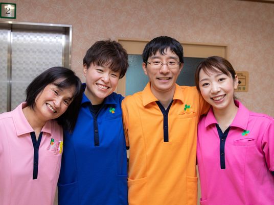 スタッフ4人の笑顔