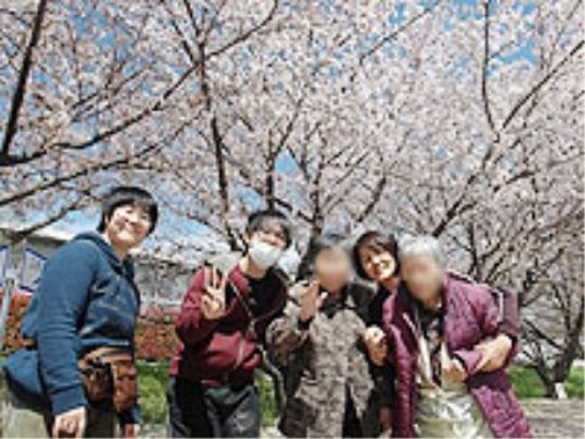 笑顔の団体と桜