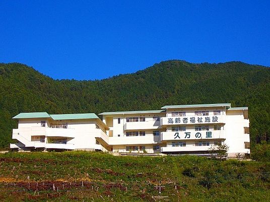 広がる自然の背景の建物