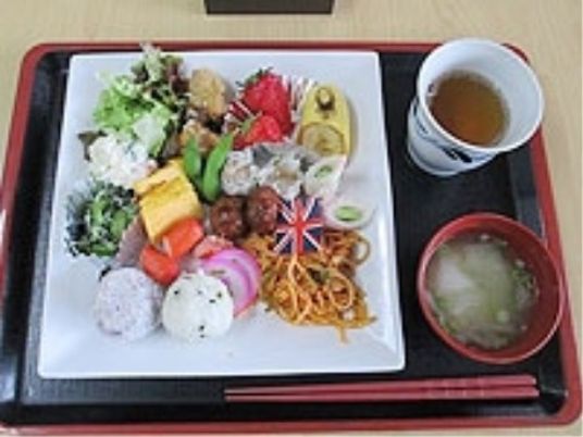 彩り豊かな食事のセット
