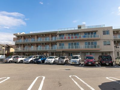 明るい建物の外観