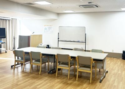 研修用テーブルの部屋