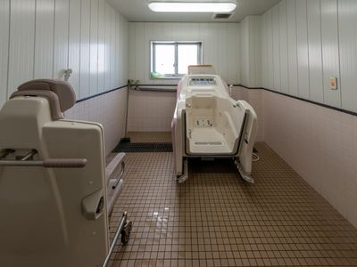 バリアフリー設計の浴室