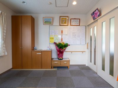 掲示物のある室内