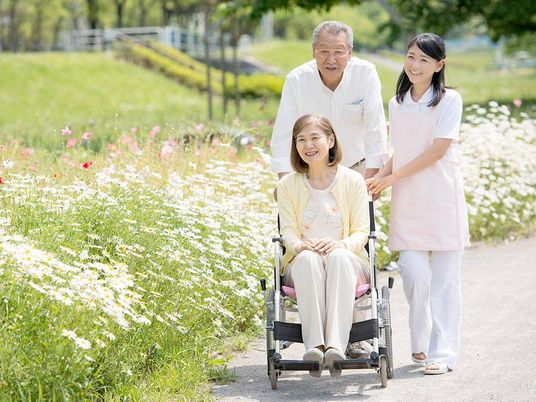 スタッフと利用者の散歩中庭