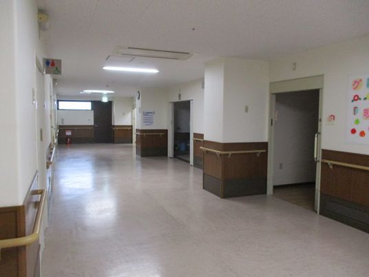 広々とした廊下の風景