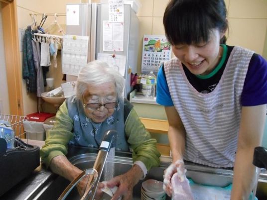 笑顔で支援するキッチン