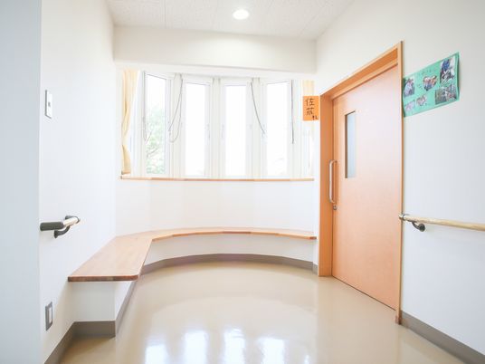 明るく広々とした廊下