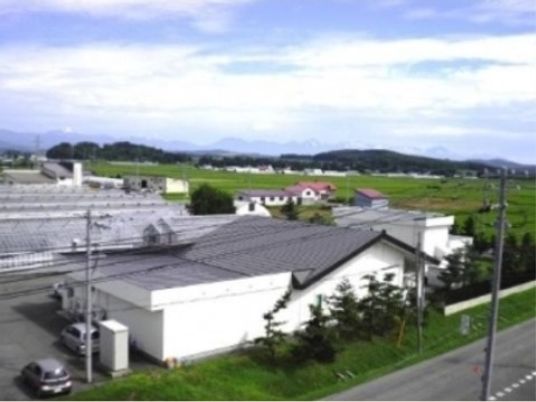 青空背景の施設外観