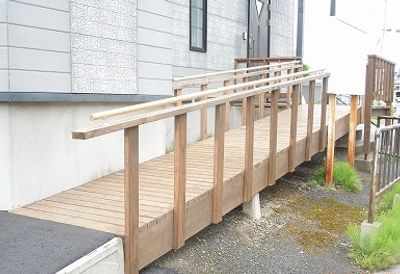 スロープのある通路