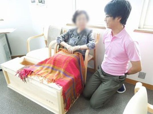 椅子に座る人々