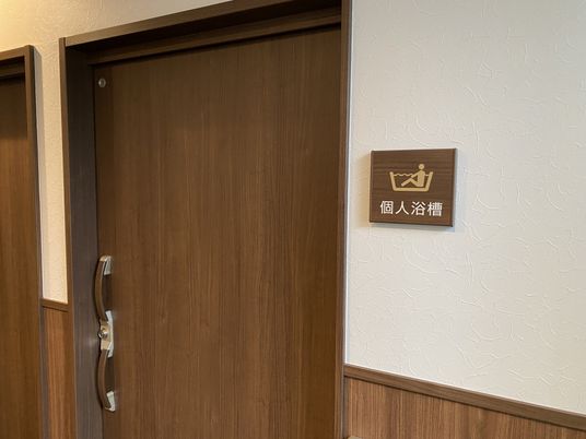 入口標示の洗面台
