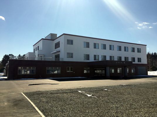 白い建物の外観