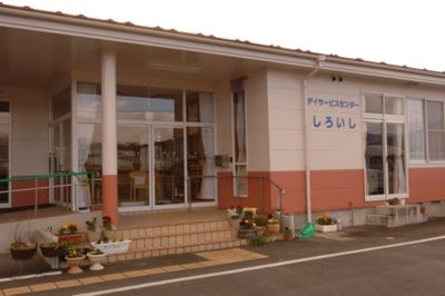 施設の正面玄関