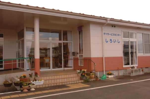 施設の正面玄関
