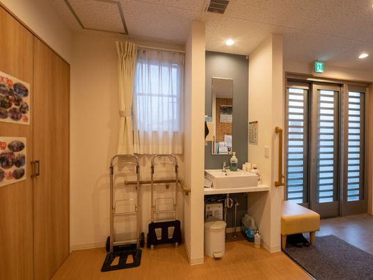明るい室内の洗面台