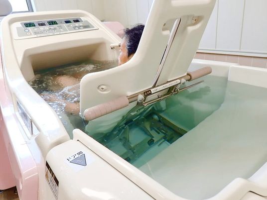 人が入浴する機械浴槽