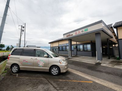 施設の外観と専用車