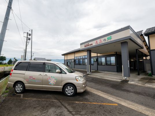 施設の外観と専用車