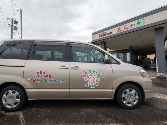 施設前の車とエントランス