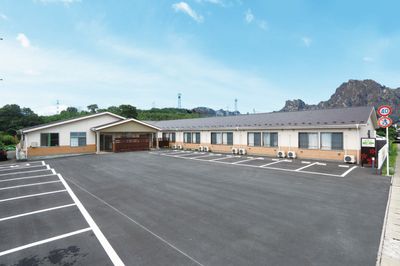 広々とした建物の外観