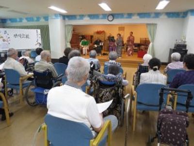 演奏を楽しむ人々集会室