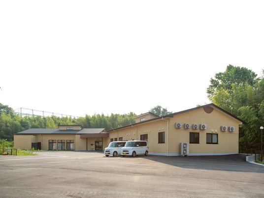 茶色い建物の外観